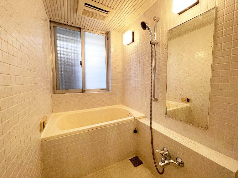 1520サイズ窓付きの浴室