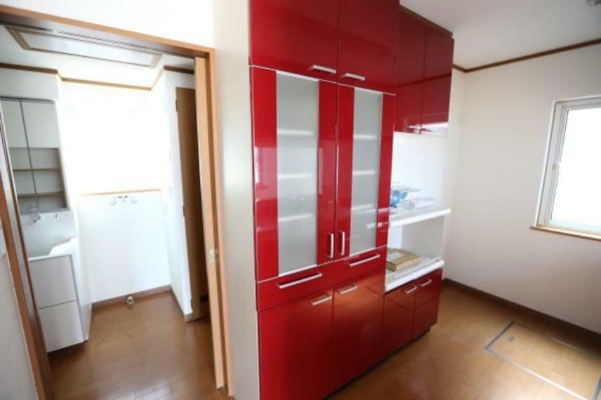 キッチンと同じ色の食器棚があり収納能力をさらにアップしております。