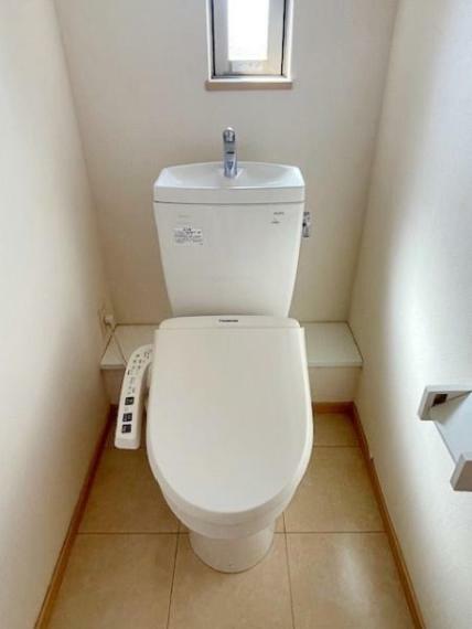 1階トイレ　温水洗浄便座付きのトイレです