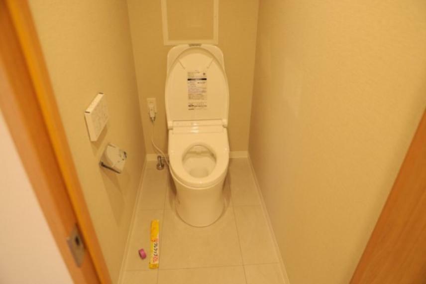 トイレは大きさや形、機能、抗菌性などが異なる多種多彩なタイプが各メーカーから出ています。それぞれに良さがあるため、事前にどういったタイプのトイレがいいのかをご家庭内で決めて、内見に行くといいでしょう。