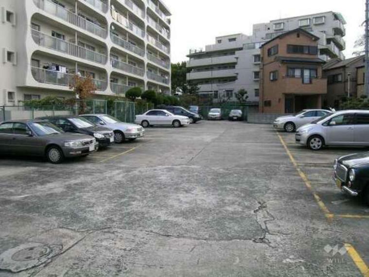 【駐車場】このマンションの1号館と2号館の間にある駐車場です。屋外平面式となっております。