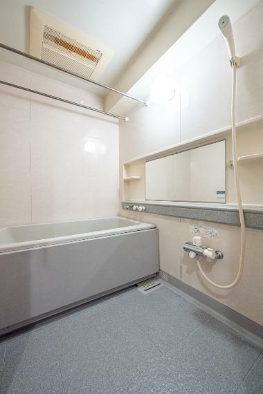 1418サイズの浴室には追焚機能、浴室換気乾燥機があります。