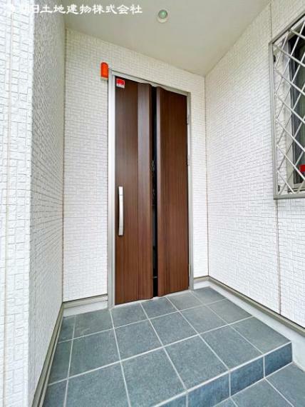 重厚感のある玄関ドアはダブルロックでセキュリティ面でも安心です
