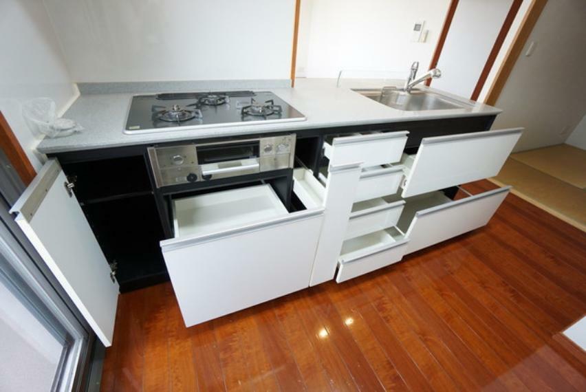 キッチンはスライド式の収納スペース付きなので調理道具をはじめ調味料や食器などもきれいに整理することができます。