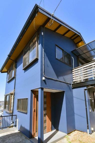町田市玉川学園5丁目、中古戸建です。外壁塗装済み。インパクトのあるブルーの外観です。