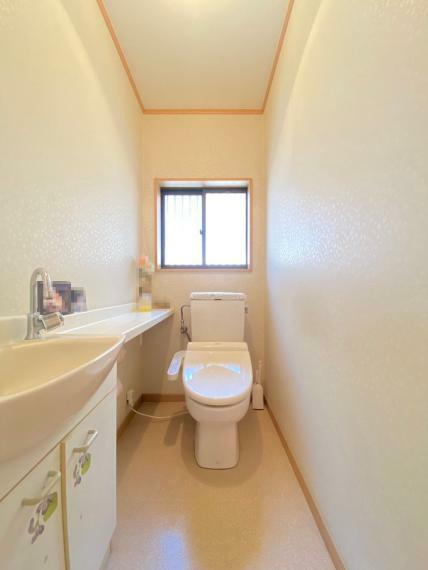 ウォシュレット付きトイレ<BR/>少し広めのトイレとなっております。<BR/>洗面付きで衛生的です！