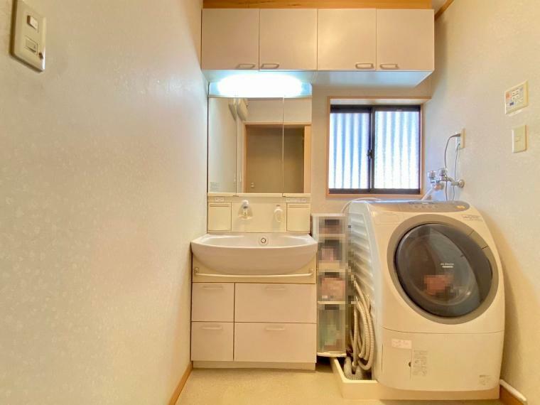 収納豊富な洗面化粧台。<BR/>横には、洗濯機置き場もございます。
