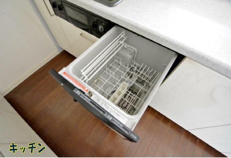 ビルトインタイプの食器洗浄機付き。洗浄から乾燥まで任せられるので家事の時短になりますね。