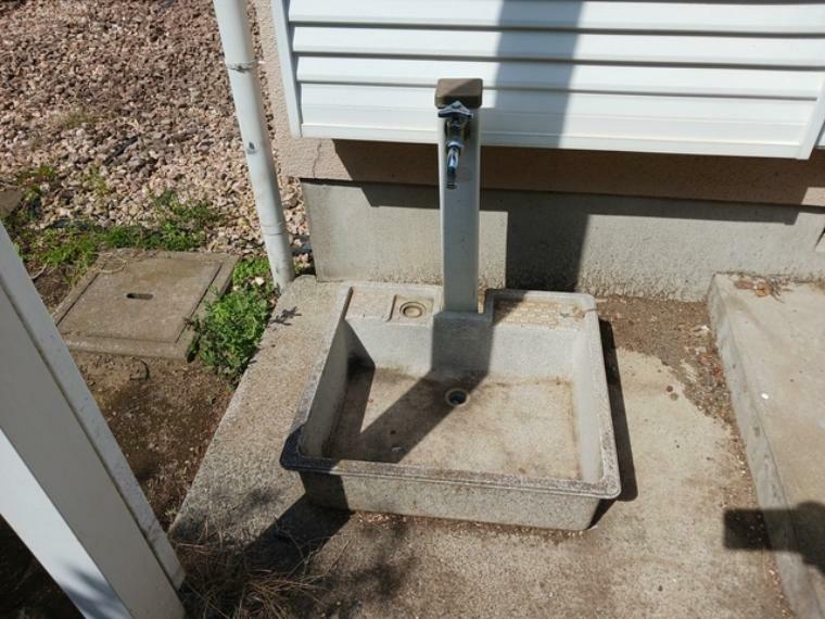 お庭の水遣りや洗車に便利な外水栓