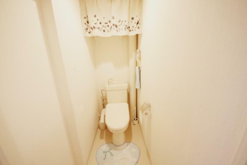 清潔感のあるトイレ。洗面や浴室とも別の位置にありますのでプライバシーへの配慮と落ち着いた空間となっております。