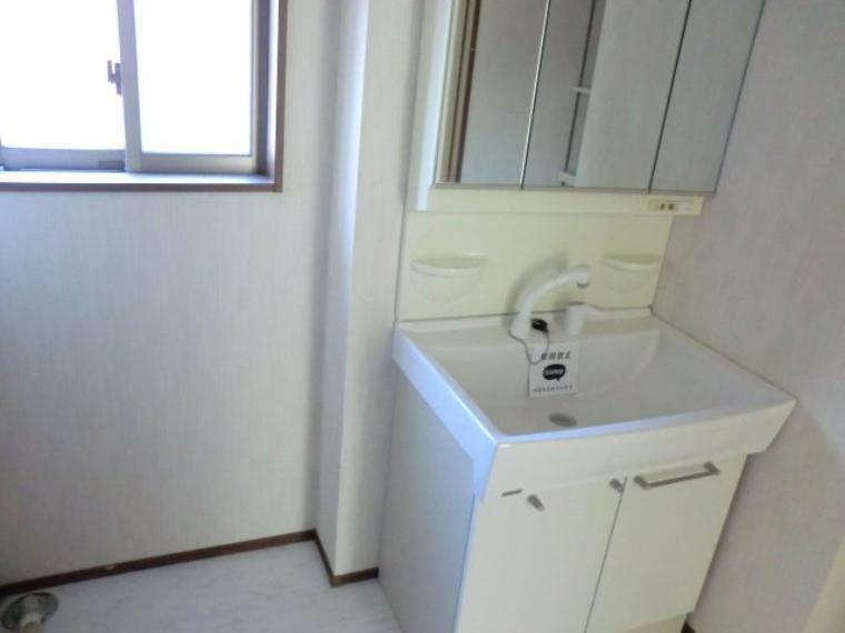 洗面台の横には洗濯機置き場も設置済。