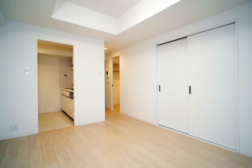 建具や床は、白を基調とした、空間が広く見えるデザインです。