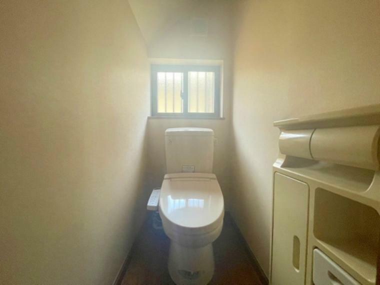 ゆとりをもったトイレの広さ、シンプルなデザインで落ち着いた雰囲気の場所です