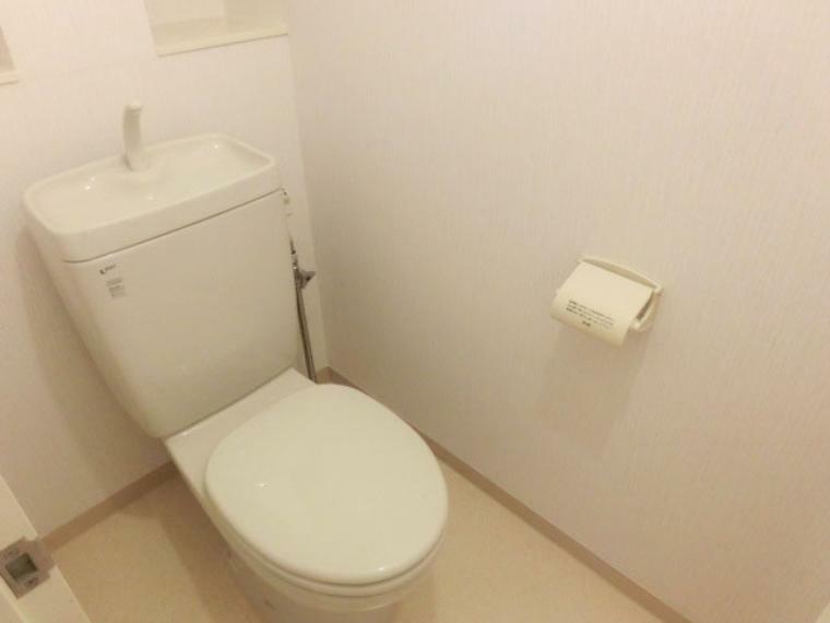 洗面所に面したトイレ（2013年6月撮影）