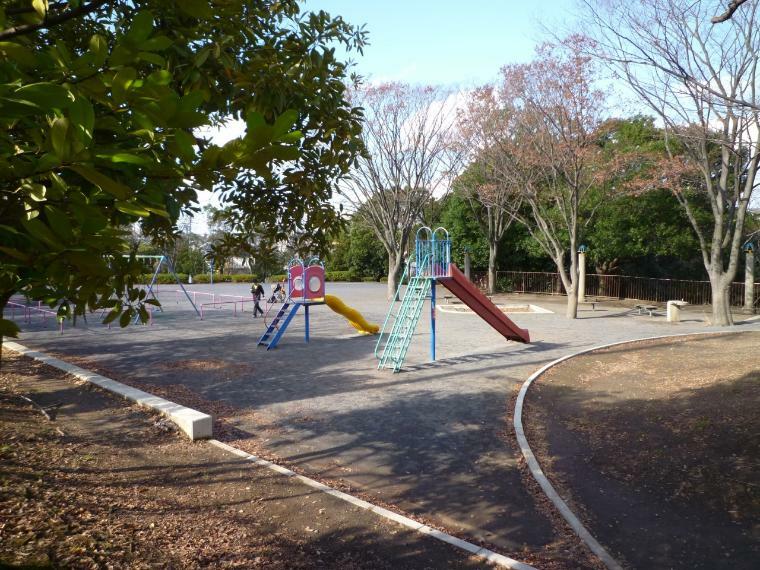 荏子田公園（横浜市の中でもひときわ緑の潤いに満ちた青葉区。荏子田公園はお子さまのお散歩にもほどよい距離。広場と樹木と遊具を備えた、日常の外遊びにとても便利なスポットです）