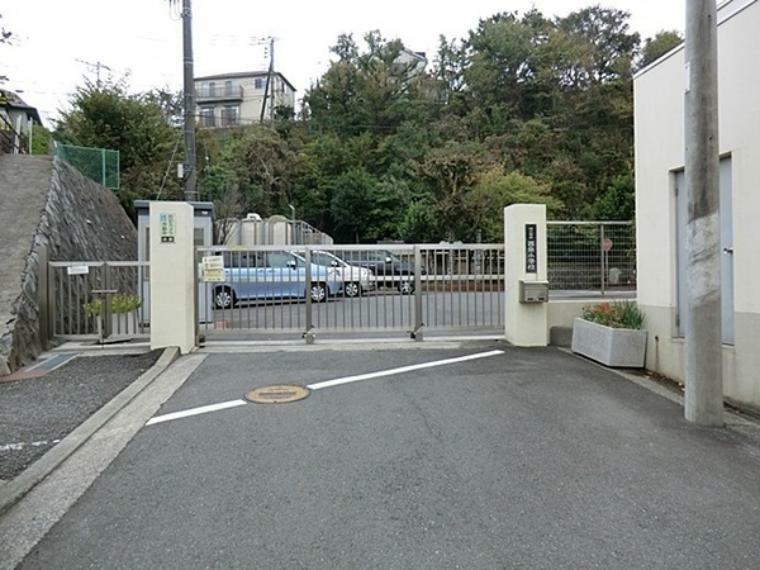 横浜市立西柴小学校 昭和48年創立。称名寺にほど近い西柴の丘に位置しています。