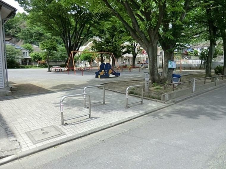 谷津染井公園 ブランコと砂場があるだけですが自転車の練習ができる広い公園です。