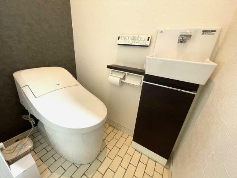 新築時オプションにて、自動開閉機能付きのトイレを採用しております。タンクが隠れた仕様になっており、すっきりとした印象を与えますね。使用感を感じさせず、清潔感が溢れます。