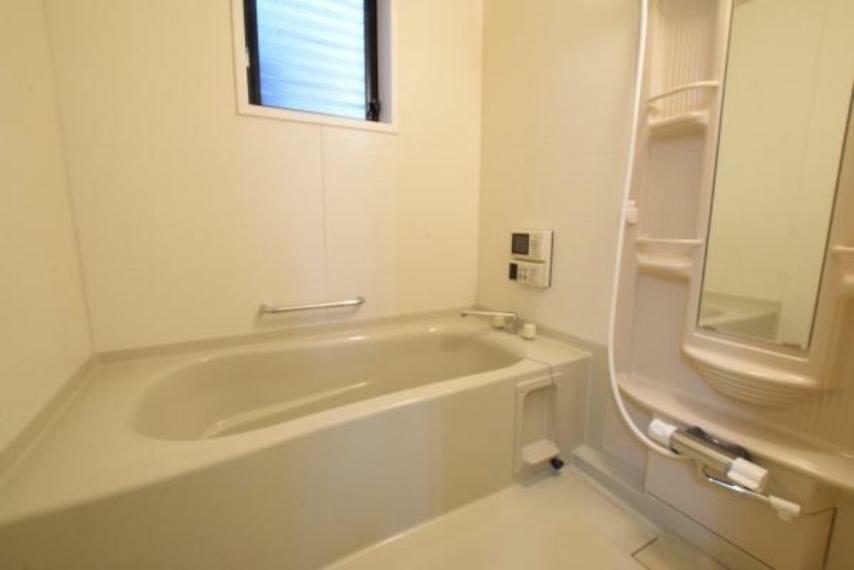 バスルームのお写真です。<BR/>飽きの来ないシンプルかつお洒落なデザインの浴室です。<BR/>日々の疲れを癒してくれる贅沢な空間となっております。<BR/>〇　〇　〇　〇　〇　〇　〇　〇　〇　〇　〇　〇　〇　〇