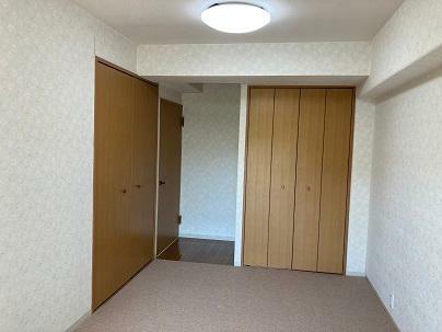 洋室8.8帖にはドアを挟んで、正面と左側にクローゼット