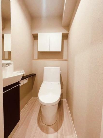 ウォシュレット一体型のトイレ。独立型の手洗いカウンター付きです。