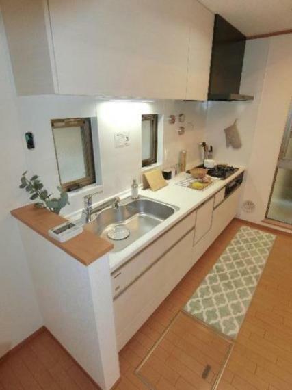 リフォーム済みのキッチンは、清潔感のある白を基調にしたデザインです。