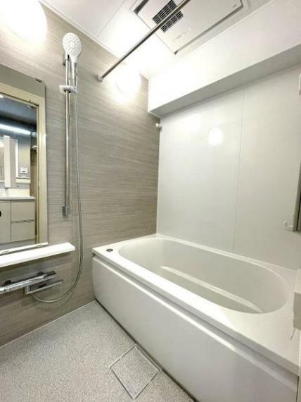またぎやすい高さの浴槽や滑りにくく加工された床など、お子さんからご高齢者まで安心して使える設計のユニットバス