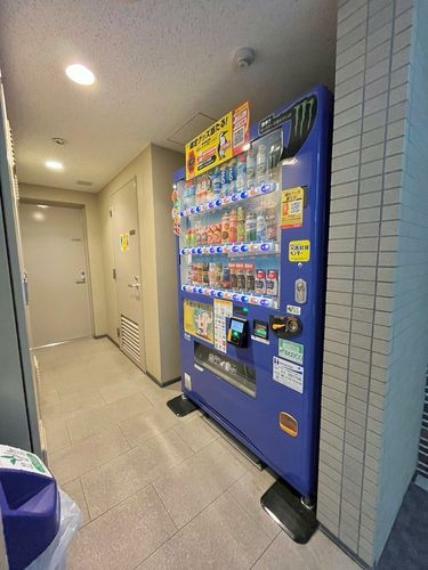 廊下に自動販売機、トイレがあります。