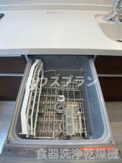 食洗機は、ヒーターで温めた洗剤入りのお湯をノズルから噴射して食器を洗う家電です。 高温のお湯と高圧の水で油汚れを落とし、除菌もしてくれるため 手洗いよりも衛生的に食器を洗うことができます。