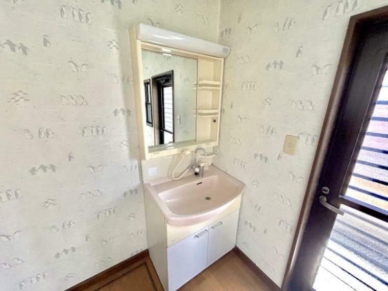 シャワー付水栓で洗面台でのシャンプーや毎日の掃除に大変便利ですね 洗面所にはもちろん窓がついているので、換気が出来て、外の新鮮な空気が取り込めて気持ちいいです