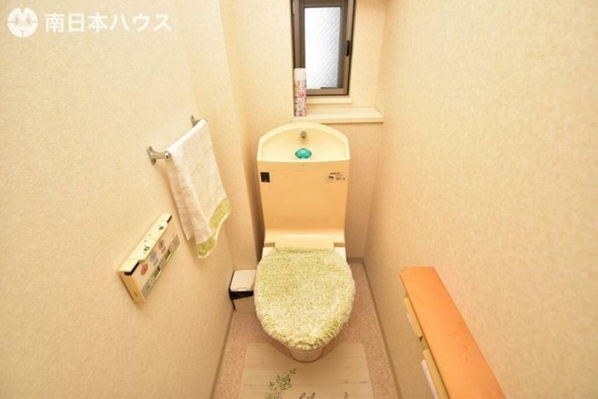 【トイレ】温水洗浄便座機能付きのトイレです！窓もあるので自然換気もできます