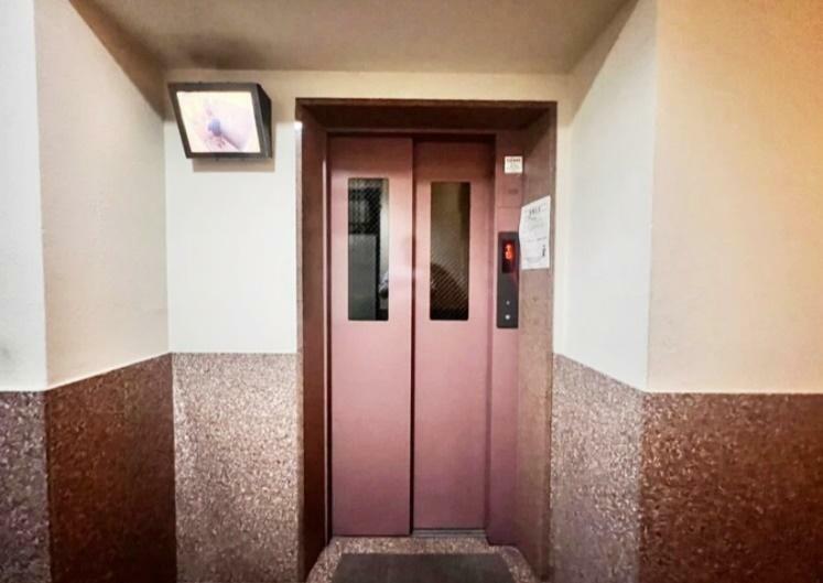 エレベーター内にも防犯カメラがあり外から確認できます。