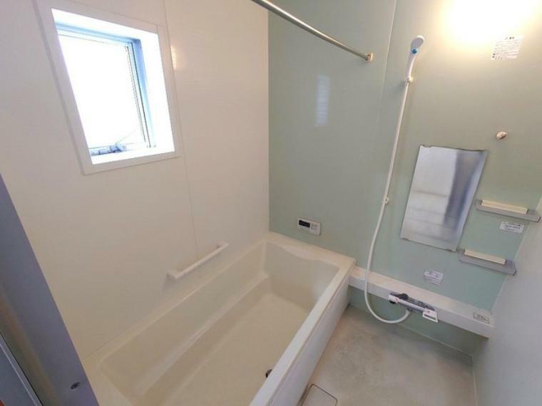 広々1坪タイプのゆったり浴室ユニット。防カビ・抗菌素材なのもうれしい。