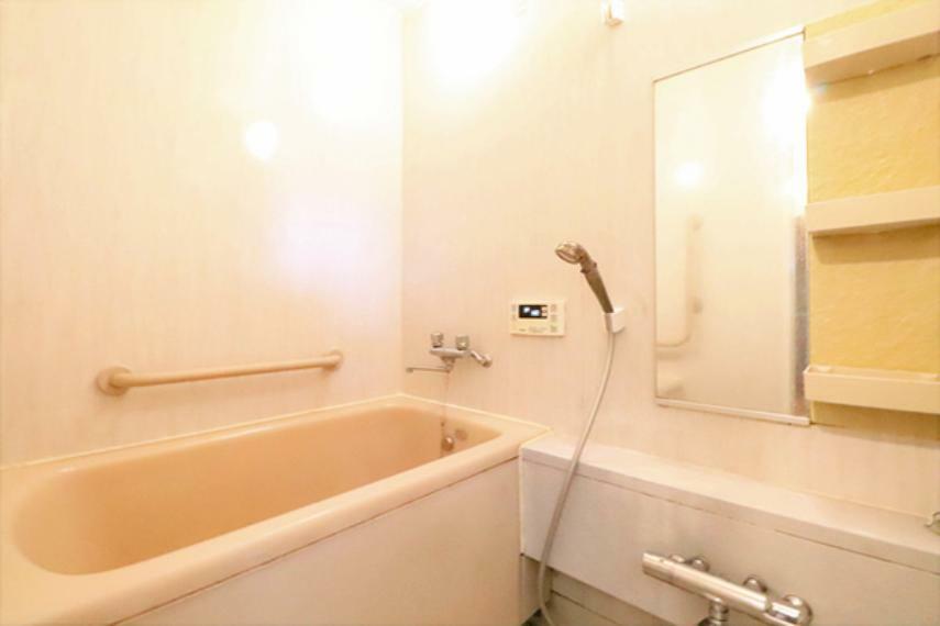浴室　ユニットバスには浴槽、ハンドシャワー、タオル掛け、収納機能パネルを設置