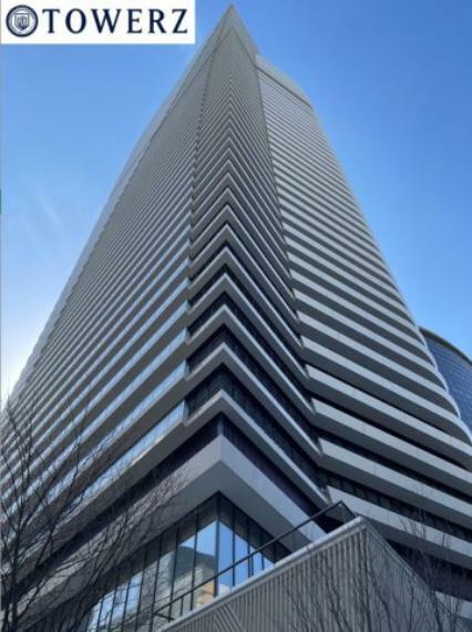 【外観】地上195m。それは、大阪の摩天楼の中心に、ひときわ存在感を放つ新たなランドマークとなる。