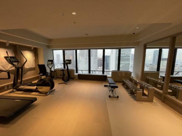 【フィットネスルーム】27階の高層階から見る都市の風景を横目に、本格的なマシンでトレーニング！