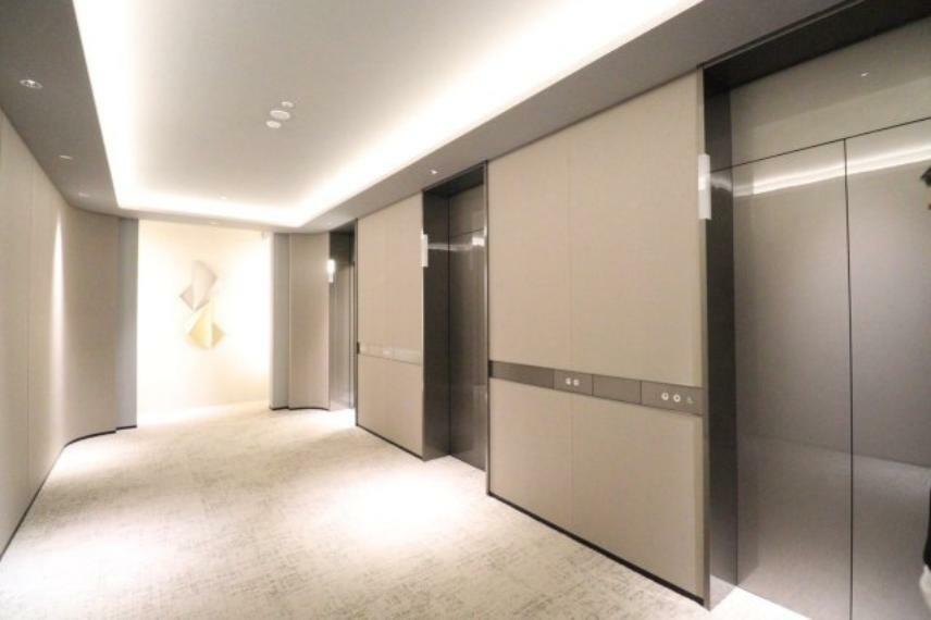 【エレベーターホール】エレガントで美しい内装。エレベーターは、低層階用3基、高層階用3基、非常用2基の計8基！