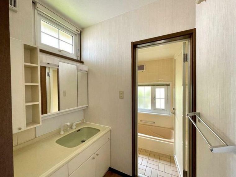 1階洗面所。洗面浴室とも窓があり日中でも明るいです。