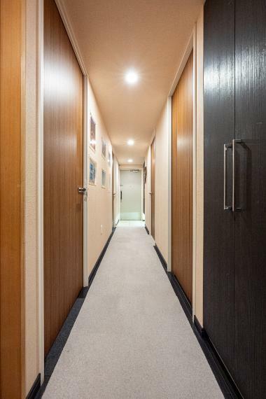 木製建具のデザインが特徴的な室内廊下