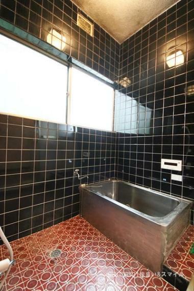 お掃除がしやすく耐久性の高い、タイル張りの浴室スペースです。