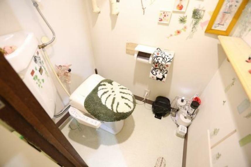トイレもシンプルですが使いやすい温水洗浄便座・便器。