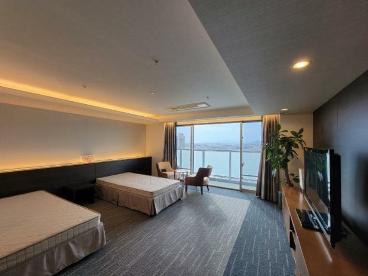 【ゲストルーム】27階からの眺望をお楽しみいただけます。心置きなくご宿泊いただける、上質な空間です。