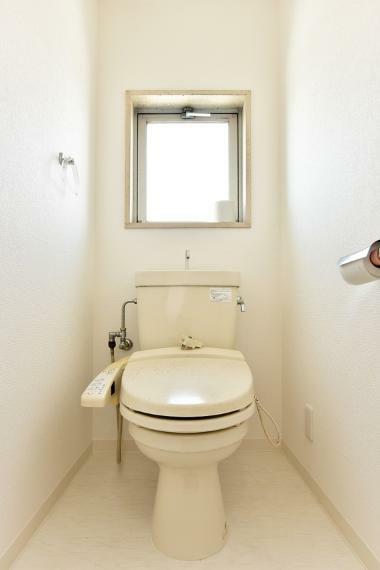 窓付きで明るく換気がしやすいトイレには、温水洗浄便座付きです。