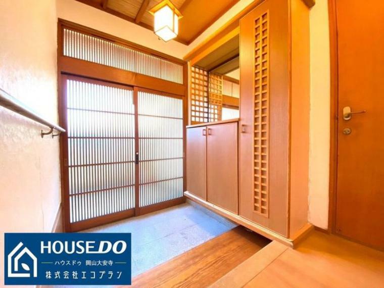 【玄関】日本の風情感じる趣のある玄関は収納スペースがございますので、玄関を広く綺麗にご使用いただけます！収納スペースにはゴルフバックなどの置く場所に困るものもしっかり収納していただけます