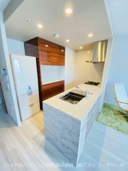 【キッチン】 対面式オープンキッチン。背面には収納力豊富なカウンター付き造付食器棚が御座います。