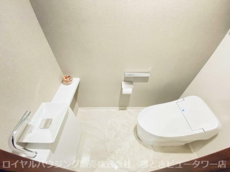 【トイレ】 清掃性・節水性・快適性を高次元で併せ持つウォシュレットを採用したトイレ。 ワイドな手洗いボウルのカウンター付き。