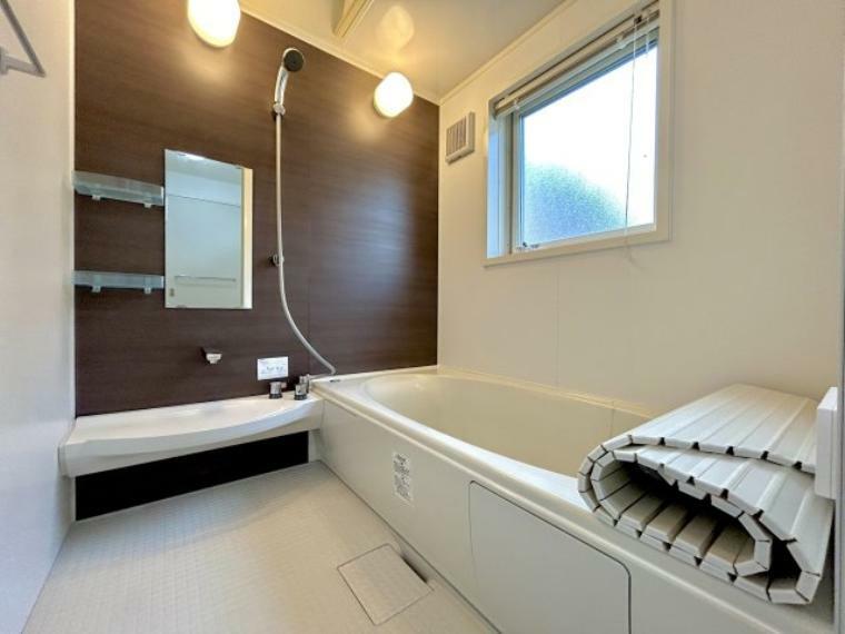アクセントパネルがおしゃれな浴室。換気乾燥暖房機付きで、雨の日には浴室内干しも可能