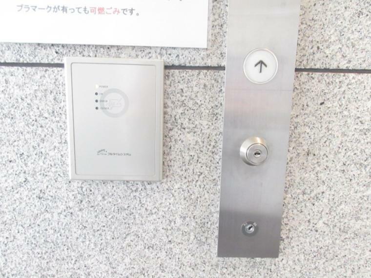 エレベーターは専用のカードまたは鍵が無いと動きません