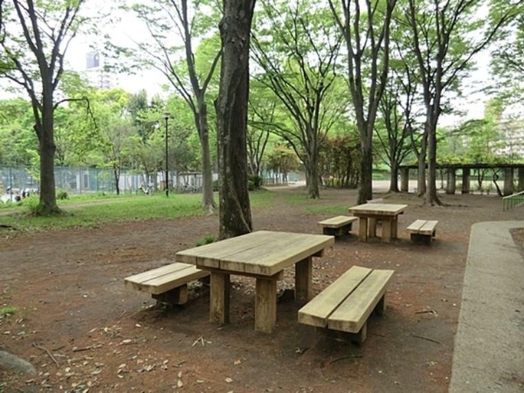 日向根公園 スポーツや散歩に便利な公園です。子供ものびのび遊べます。