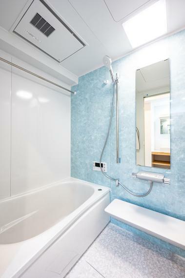 浴室乾燥機付き・人工大理石製の魔法瓶浴槽、除菌水による床ワイパーなどお掃除の手間を軽減。